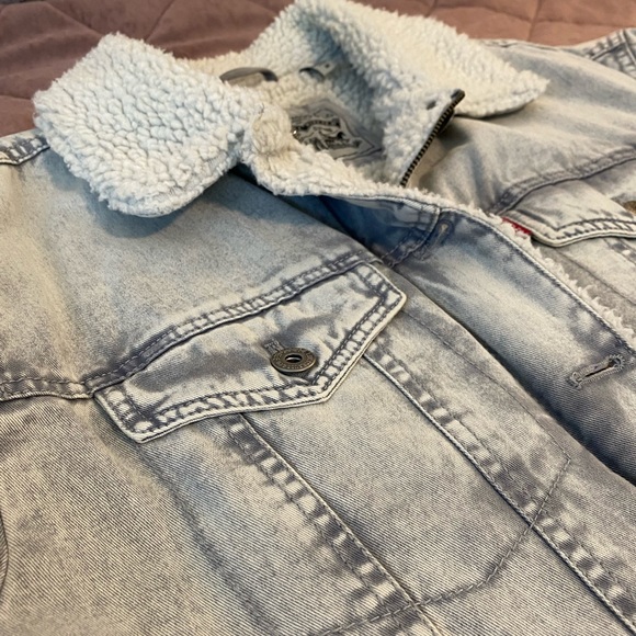 Levi's Washed Cotton Sherpa Trucker Jacket - Picture 6 of 15